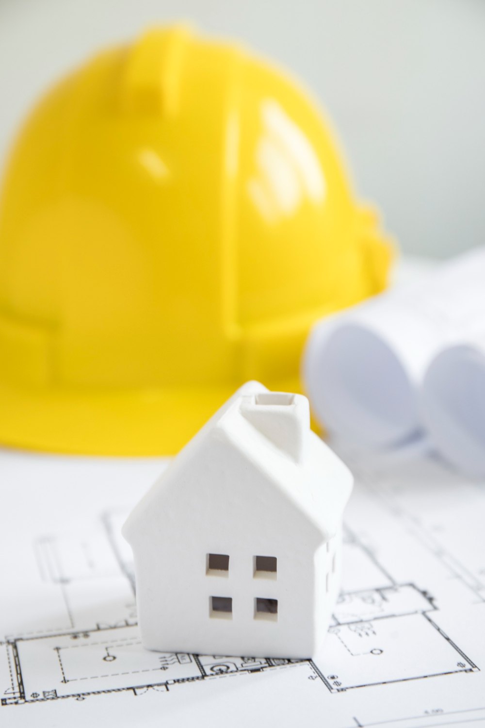 Casco da cantiere e progetto edilizio