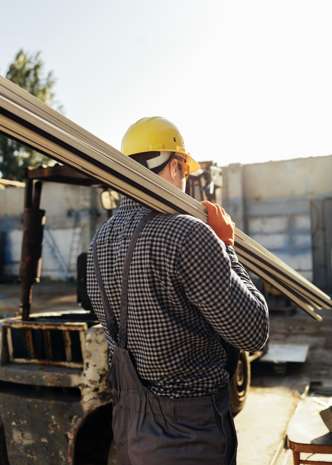 Operaio con casco in cantiere